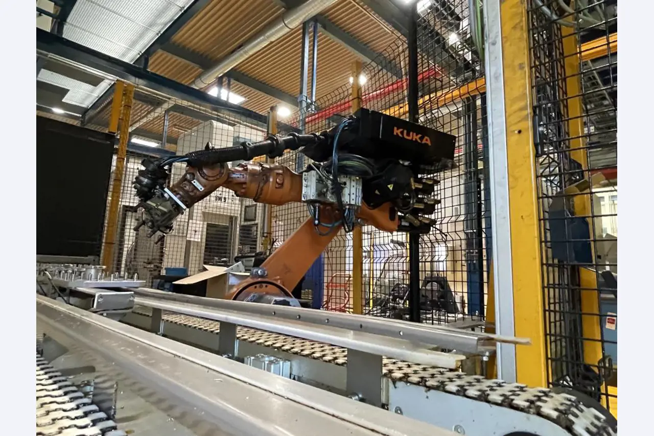 Goed onderhouden bewerkingscentra en robots bij een toeleverancier voor de auto-industrie-4
